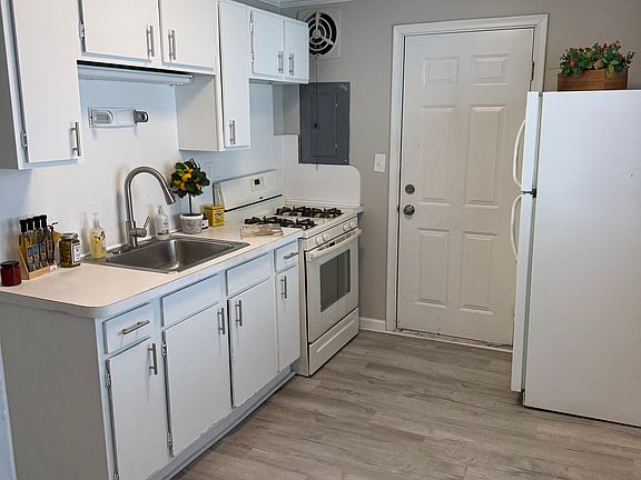 4th image of 13036 Sarsfield Ave