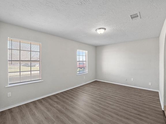 5th image of 502 Oleander St