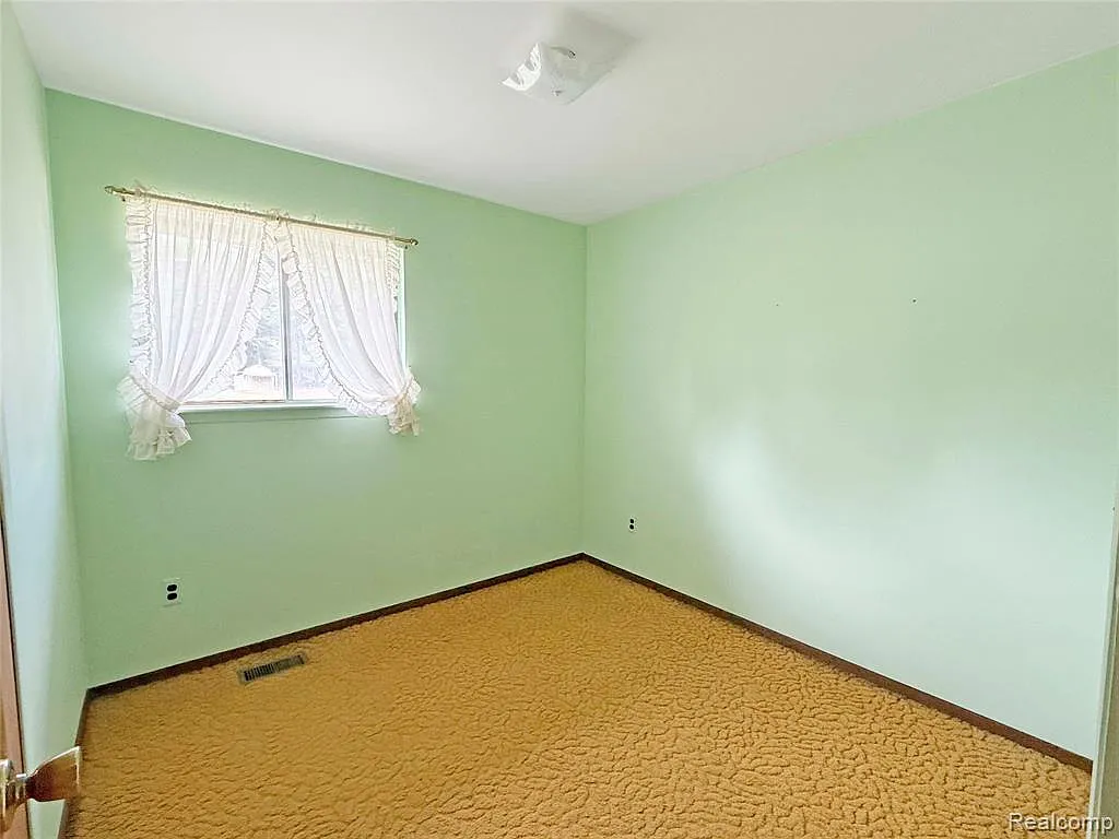 3 bed, 1000 sqft, $2,000 — Photo 2