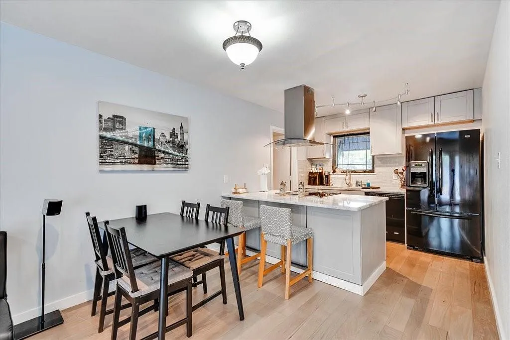 4 bed, 2.0 bath, 1581 sqft, $3,700 — Photo 2