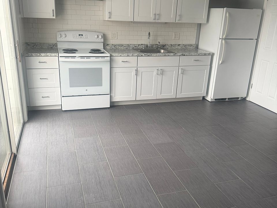 1st image of 76 Wedgewood Dr #4