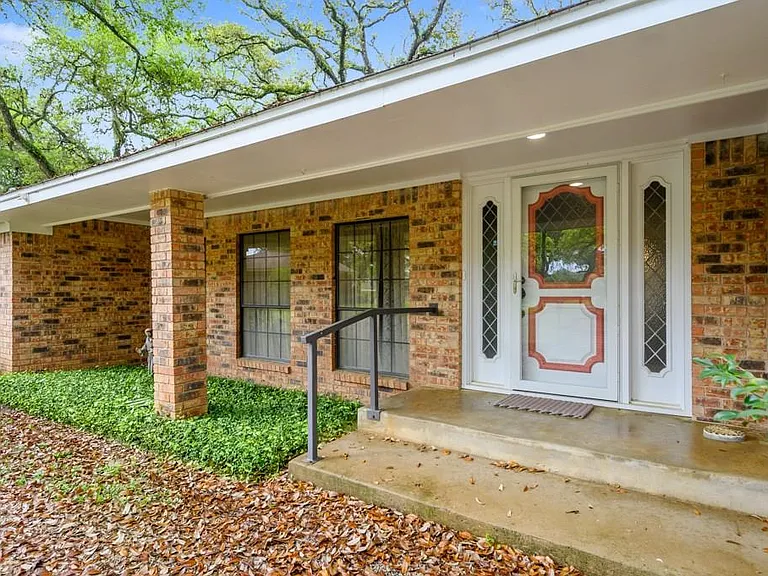 103 Memorial Ln — Photo 3