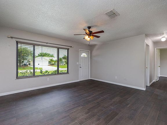 4th image of 2512 SE Calusa Avenue