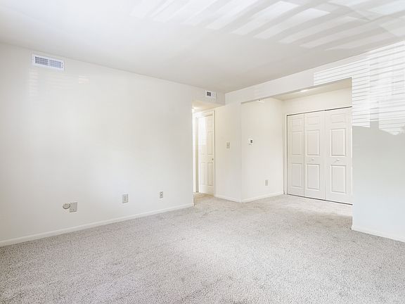 5th image of 3001 Bavarian West Dr #652
