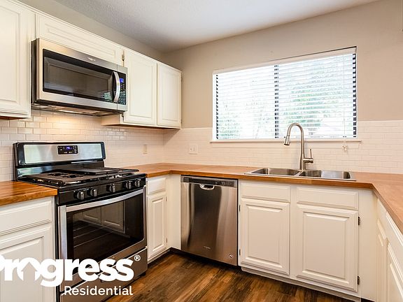 3rd image of 2607 Hidden Garden Dr