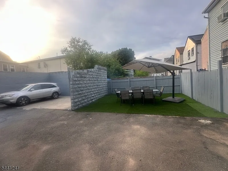 3 bed, 1.0 bath, $3,000 — Photo 2