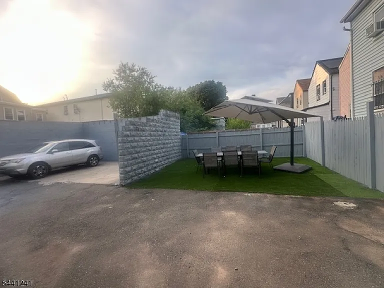 531 13th Ave — Photo 2