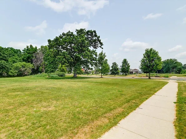 1198 Okeeffe Ave, Sun Prairie, WI 53590