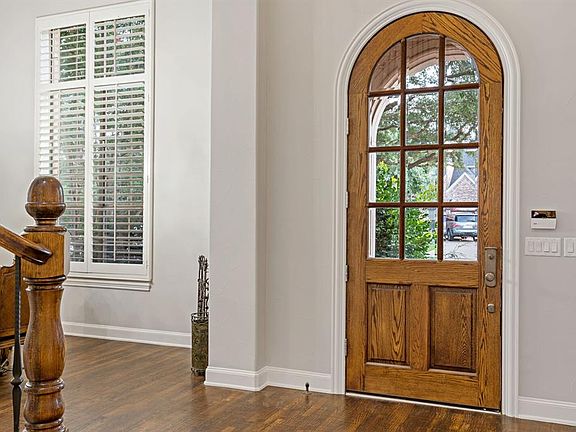 3rd image of 1376 Briar Hollow Ln