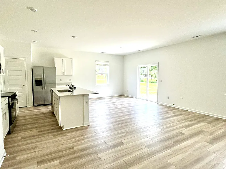 889 Parkside Blvd — Photo 3