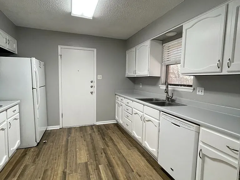1206 Hilltop Rd — Photo 4