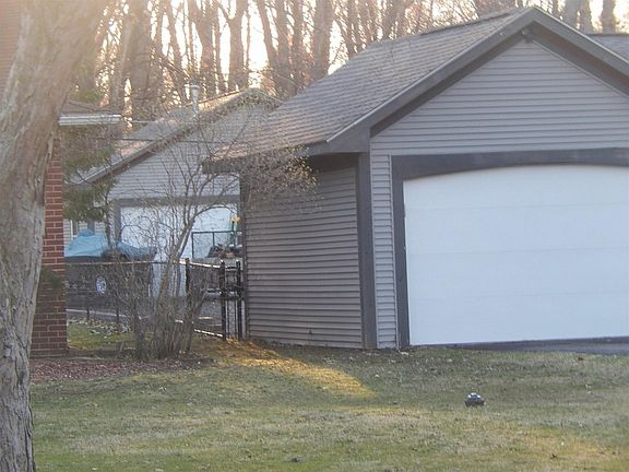 3rd image of 18285 Loveland St