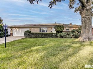 872 Oxford Dr, Chatham, IL 62629