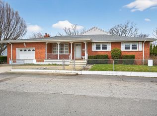 7 1st Ave, Bayville, NY 11709