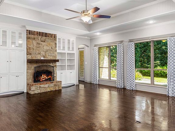 4th image of 2106 Hilltop Dr
