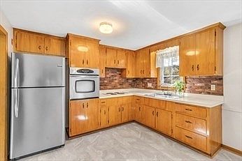 4th image of 27 Westboro Rd