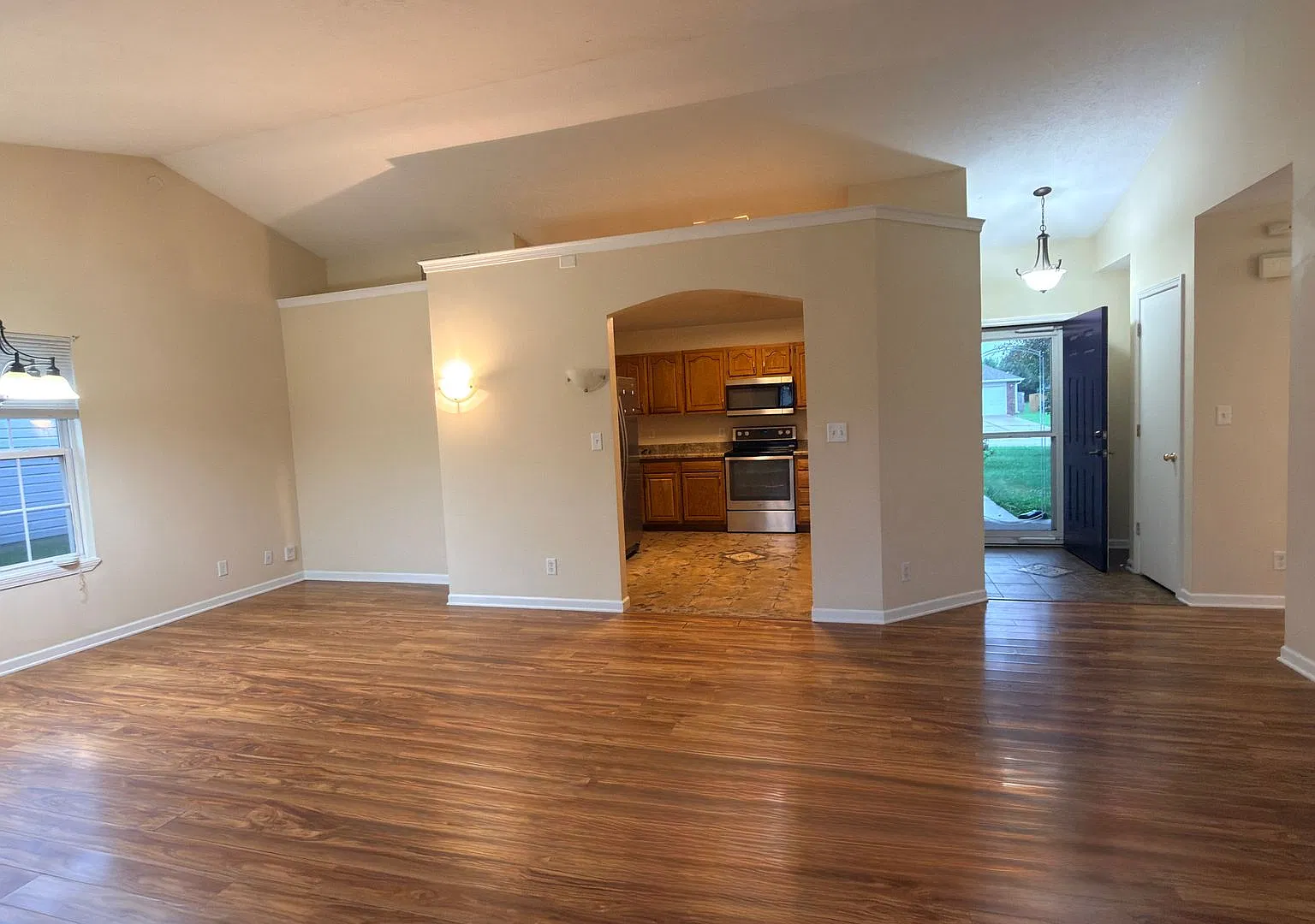 Ranch Style 3 Bedroom 2 Bath — Photo 3