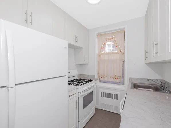 601 Kappock Street image 12 of 19