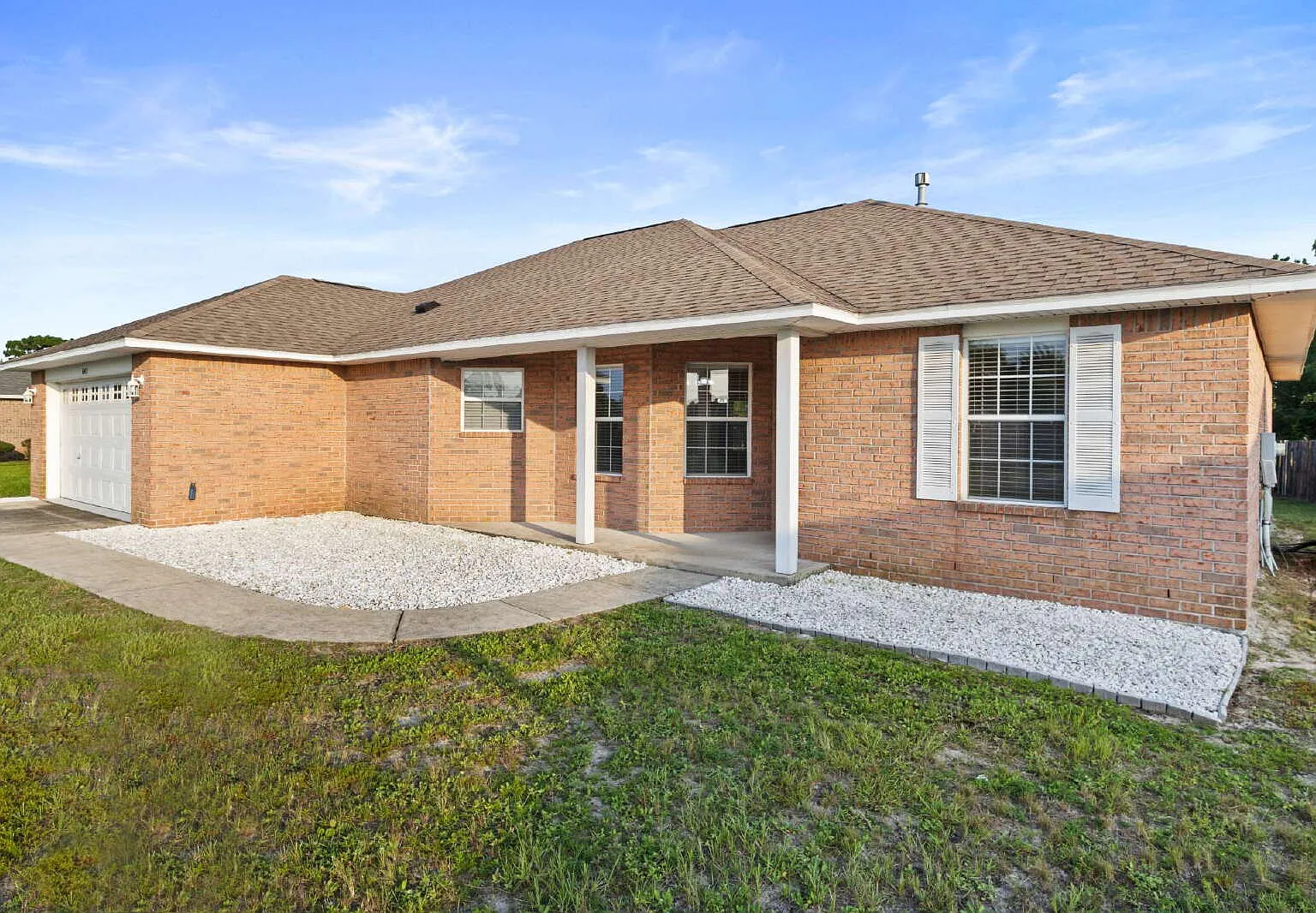 3 bed, 2.0 bath, 1943 sqft, $2,195 — Photo 2