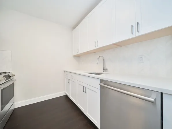 160 Riverside Boulevard image 7 of 14