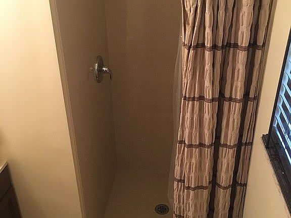 4th image of 919 Gleneagle Dr
