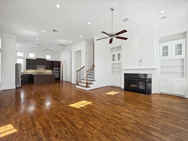 9632 Kings Cross Sta — Photo 11