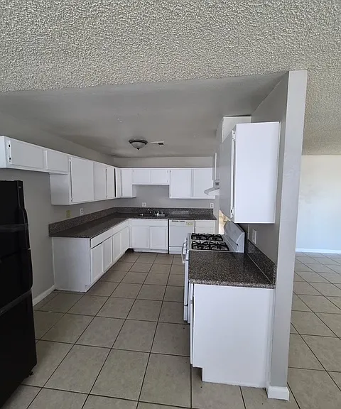 2293 Exeter Dr #B — Photo 2