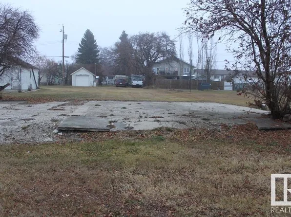 5020 49th Ave, Bruderheim, AB T0B 0S0