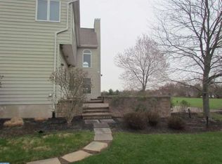 11 Hunters Ridge Dr, Pennington, NJ 08534