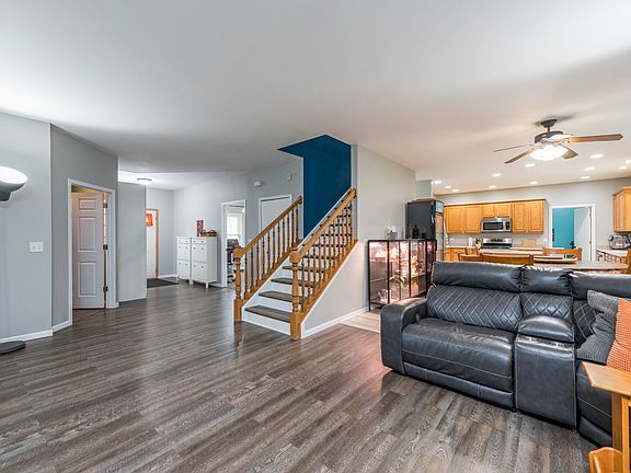 3rd image of 686 Kennedy Dr