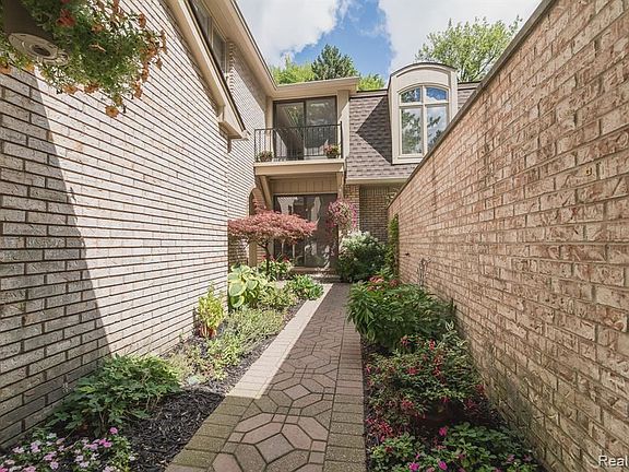 3rd image of 1251 Woodcrest Cir