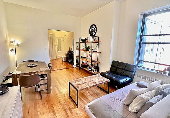 2nd image of 34 W 86th St APT 2C