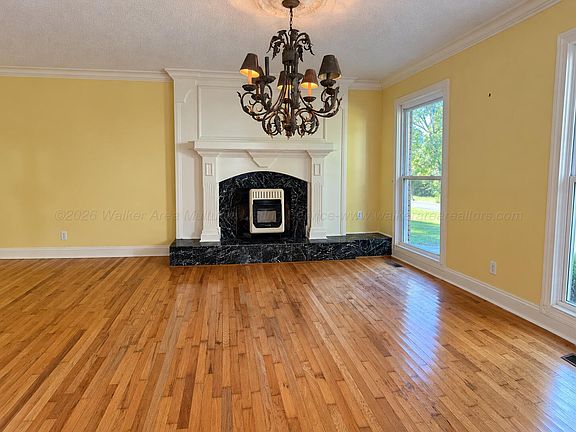 4th image of 40 Rhinehart Cir