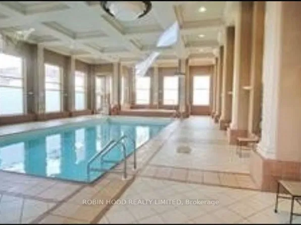 11 Lee Centre Dr #1805, Toronto, ON M1H 3J5