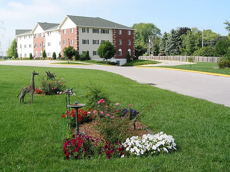 BAY MANOR APARTMENTS — Photo 7