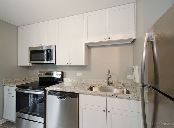 3rd image of 1252 N La Salle Dr