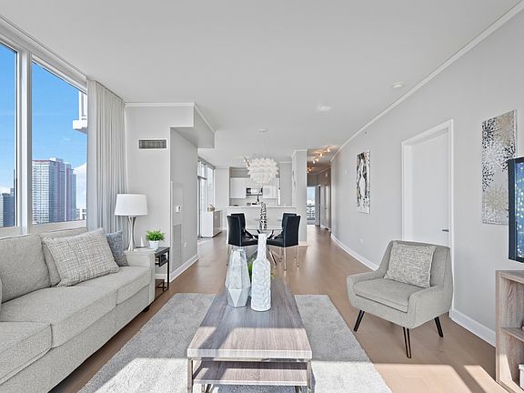 3rd image of 1901 S Calumet Ave #1701