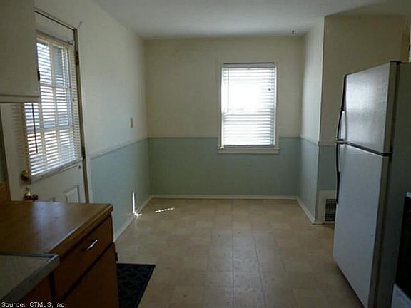 4th image of 42 Pioneer Cir