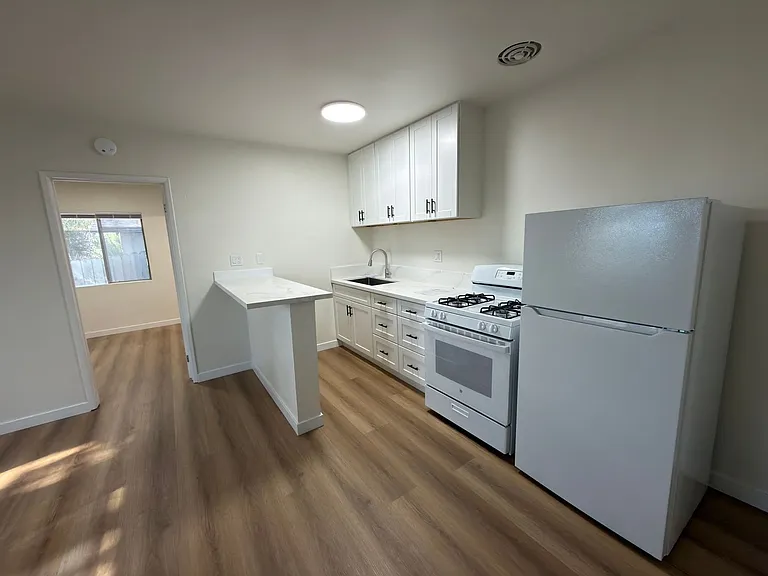 968 N Loma Vista Dr — Photo 5