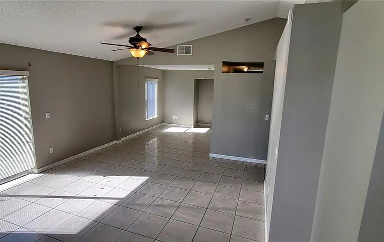 2370 Harbor Town Dr — Photo 2
