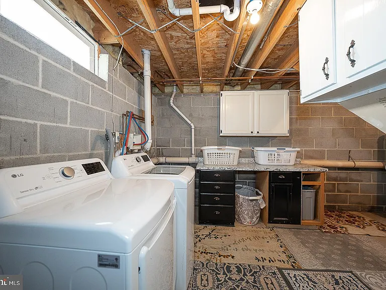 586 Summit St — Photo 39
