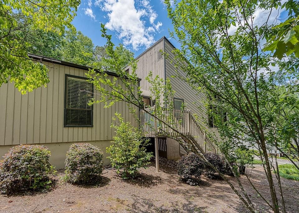 1st image of 2548 Kingsley Dr NE