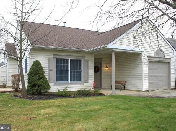 10 Lantern Ln, Columbus, NJ 08022
