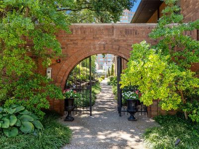 8018 Pershing Ave, Saint Louis, MO, 63105