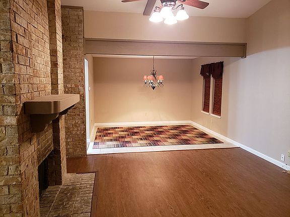 3rd image of 806 Meadowlark Dr
