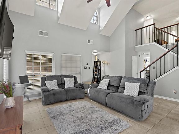 2nd image of 3347 Southdown Dr