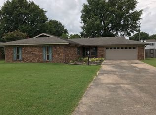 1908 S Oak St, Stuttgart, AR 72160