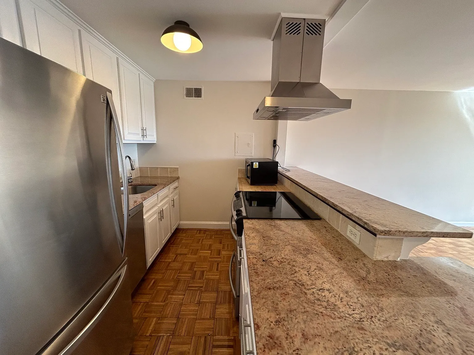 2 bed, 1.5 bath, 877 sqft, $4,200 — Photo 4