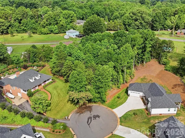 3710 Whitney Dr, Hickory, NC 28601