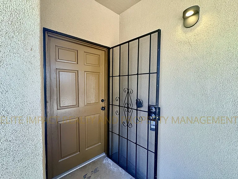 2460 N Treat Ave — Photo 2